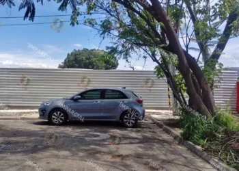 Foto: Pedro Silva // Así luce hoy el acceso bloqueado por láminas de Fibras Danhos, sin explicación alguna, respeto a la ciudadanía y apropiándose del espacio público.