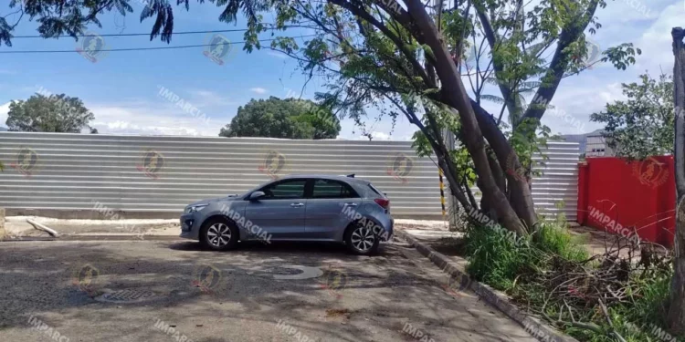 Foto: Pedro Silva // Así luce hoy el acceso bloqueado por láminas de Fibras Danhos, sin explicación alguna, respeto a la ciudadanía y apropiándose del espacio público.