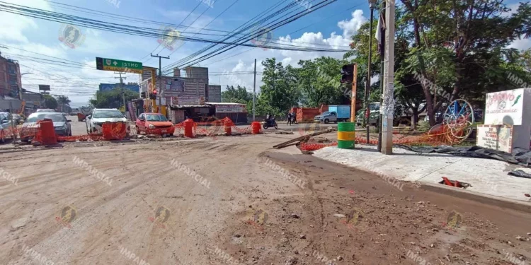 Foto: Lisbeth Mejía // Cruce de avenida Hornos y Lázaro Cárdenas ya con más de 5 meses cerrado.