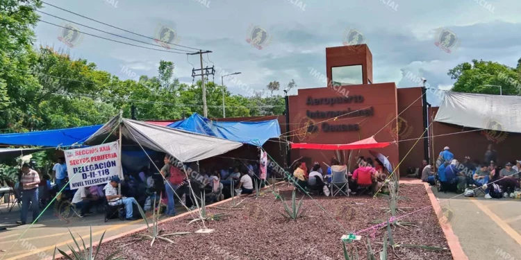 Foto: Jesús Santiago // Este martes se mantuvo el bloqueo al aeropuerto de la ciudad de Oaxaca.
