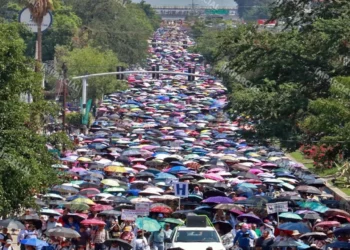 Foto: Adrián Gaytán // Multitudinaria marcha magisterial al inicio de la Huelga Nacional.