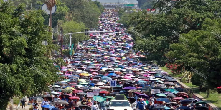Foto: Adrián Gaytán // Multitudinaria marcha magisterial al inicio de la Huelga Nacional.
