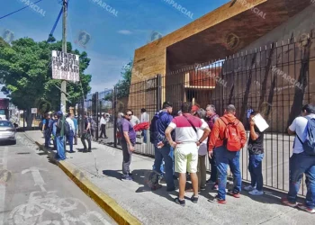 Foto: Adrián Gaytán // Profesores preparaban el asalto al Centro Cultural y de Convenciones de Oaxaca.