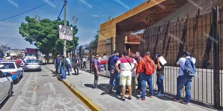 Foto: Adrián Gaytán // Profesores preparaban el asalto al Centro Cultural y de Convenciones de Oaxaca.