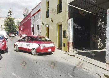 Foto: Adrián Gaytán // Un taxi foráneo sale de un estacionamiento del Centro Histórico ¿será de las últimas veces que veremos esta escena?