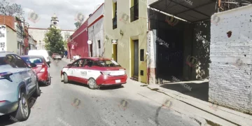 Foto: Adrián Gaytán // Un taxi foráneo sale de un estacionamiento del Centro Histórico ¿será de las últimas veces que veremos esta escena?