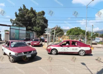 Foto: Jesús Santiago // Sacan de la calle de Valerio Trujano a taxis foráneos.