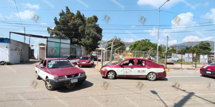 Foto: Jesús Santiago // Sacan de la calle de Valerio Trujano a taxis foráneos.
