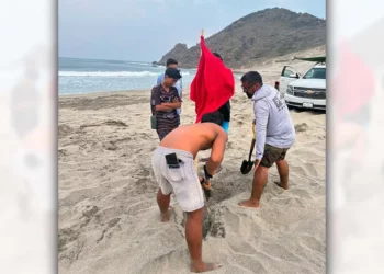 Foto: Surfistas de Salina Cruz // Surfistas de Salina Cruz colocan bandera roja preventiva en playas porteñas.