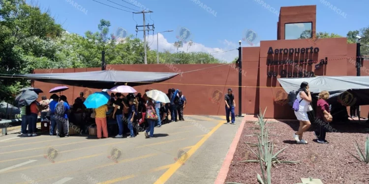 ¡Oaxaca bajo presión! Sección 22 del SNTE mantiene bloqueos en Pemex, aeropuerto y caseta