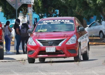 Fotos: Adrián Gaytán // El 15 de junio, taxis fuera del Centro Histórico