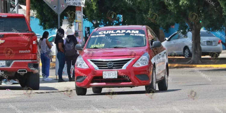 Fotos: Adrián Gaytán // El 15 de junio, taxis fuera del Centro Histórico