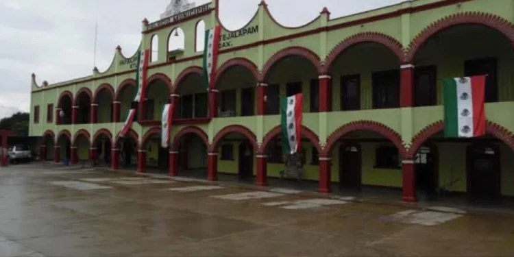 Vinculan a proceso a exalcaldesa de San Felipe Tejalápam por presunta violencia política contra síndica