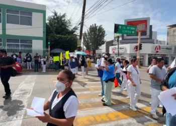 Foto: redes sociales // Trabajadores del Hospital Civil aprovechaban los altos para explicar a la ciudadanía las carencias para atender a pacientes.