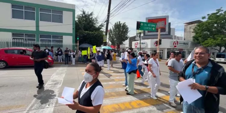 Foto: redes sociales // Trabajadores del Hospital Civil aprovechaban los altos para explicar a la ciudadanía las carencias para atender a pacientes.