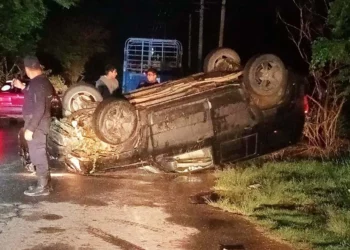Una camioneta Jeep Patriot terminó volcada la noche del jueves cerca de la entrada a Trinidad Zaachila.