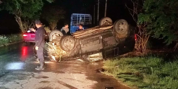 Una camioneta Jeep Patriot terminó volcada la noche del jueves cerca de la entrada a Trinidad Zaachila.