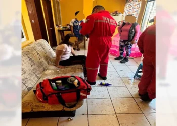 Una mujer de 29 años logró escapar de su agresor para pedir auxilio a la policía.