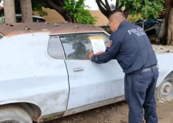Foto: Municipio de Oaxaca de Juárez // Un aviso previo al retiro de vehículos abandonados.