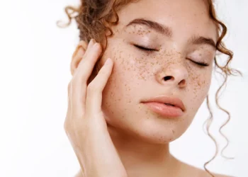Una rutina constante de cuidado facial, ayuda a prevenir y reducir las manchas.