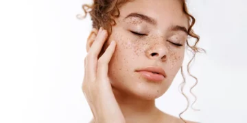 Una rutina constante de cuidado facial, ayuda a prevenir y reducir las manchas.