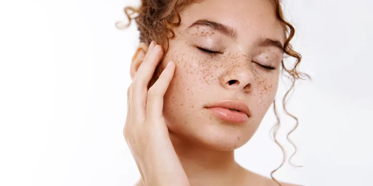 Una rutina constante de cuidado facial, ayuda a prevenir y reducir las manchas.