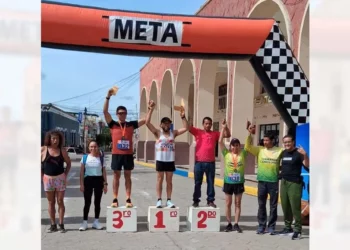 Víctor Manuel García Nájera, acompañó a los ganadores de las categorías a recibir sus premios en el podio.