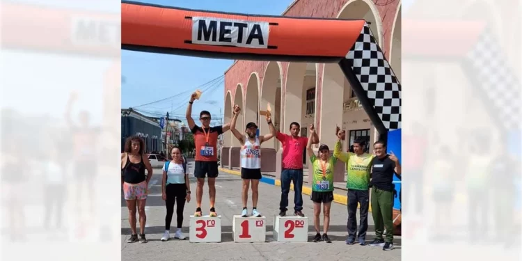 Víctor Manuel García Nájera, acompañó a los ganadores de las categorías a recibir sus premios en el podio.