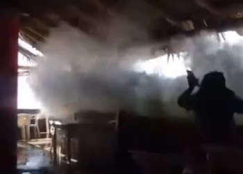 VIDEO | Una ola derriba barda de restaurante en Salina Cruz