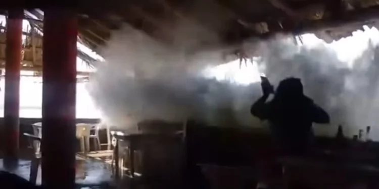 VIDEO | Una ola derriba barda de restaurante en Salina Cruz