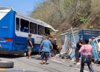 Tres muertos y 18 lesionados deja choque entre autobús urbano y camión repartidor