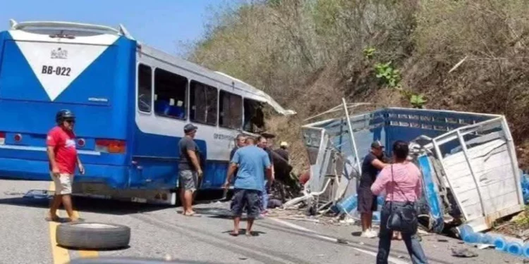 Tres muertos y 18 lesionados deja choque entre autobús urbano y camión repartidor