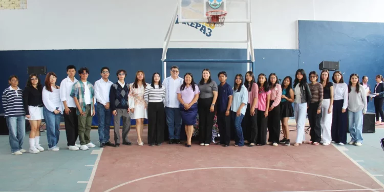 Reconocen a mejores promedios y estudiantes de paraescolares de Prepa 3