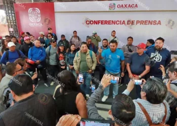 Foto: Adrián Gaytán // Interrumpen docentes la mañanera de Salomón Jara.