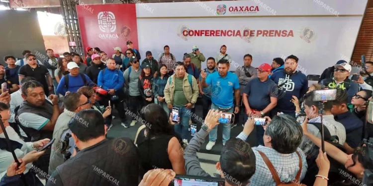 Foto: Adrián Gaytán // Interrumpen docentes la mañanera de Salomón Jara.