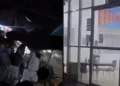VIDEO | ¡Aguacero, hacinamiento y puertas cerradas en el ISSSTE! Relegados en una lona rota mientras sala permanecía vacía