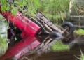 Muere atrapado en su camioneta tras salir de la carretera y caer a un cauce en el Istmo