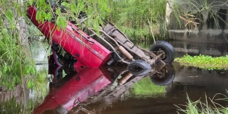 Muere atrapado en su camioneta tras salir de la carretera y caer a un cauce en el Istmo