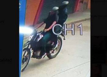 ¡Riesgo sobre dos ruedas! Vecinos denuncian intento de asalto en calles de Oaxaca de Juárez