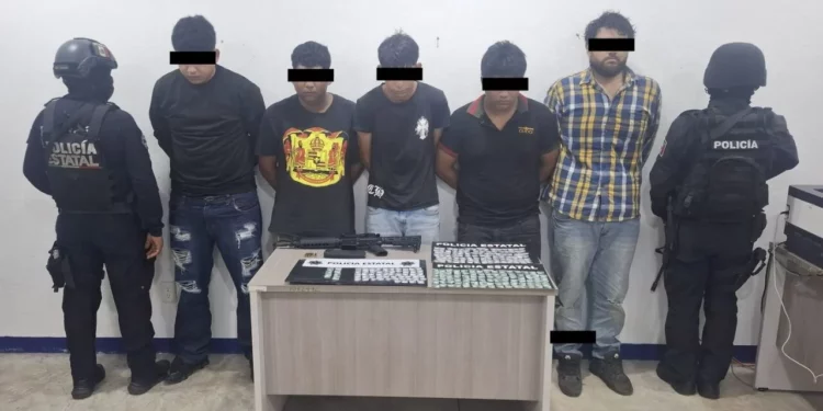 Caen cinco armados y aseguran arsenal y droga tras reporte de balazos en Juchitán