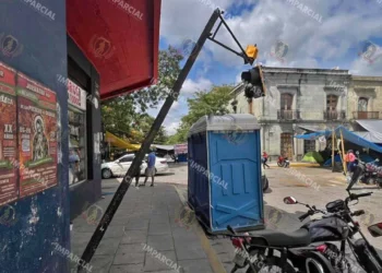 Foto: Jorge Luis Plata // Destrucción y basura al paso del magisterio por el centro de la ciudad.