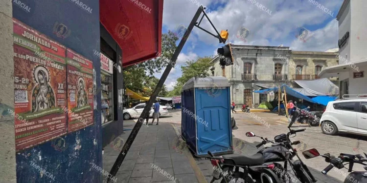 Foto: Jorge Luis Plata // Destrucción y basura al paso del magisterio por el centro de la ciudad.