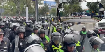 ¡CNTE choca con cerco policial rumbo al estadio del mundial! Advierten que “no rodará el balón” sin respuesta del gobierno