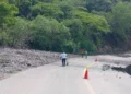 Carretera Oaxaca-Istmo sigue bajo riesgo: obras y paso restringido tras derrumbe en Totolapan