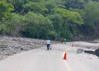 Carretera Oaxaca-Istmo sigue bajo riesgo: obras y paso restringido tras derrumbe en Totolapan