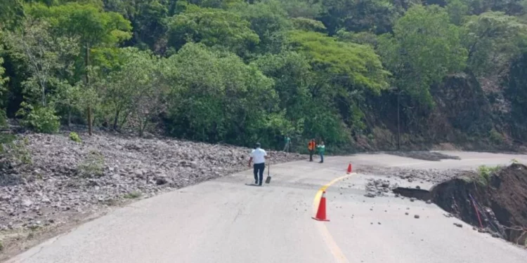Carretera Oaxaca-Istmo sigue bajo riesgo: obras y paso restringido tras derrumbe en Totolapan