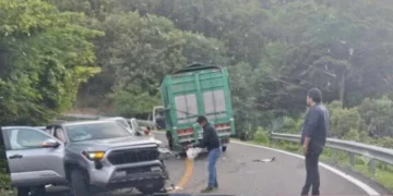 Camioneta donde viajaba hijo del gobernador de Oaxaca choca contra Torton en la Panamericana 190