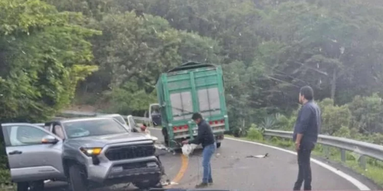Camioneta donde viajaba hijo del gobernador de Oaxaca choca contra Torton en la Panamericana 190