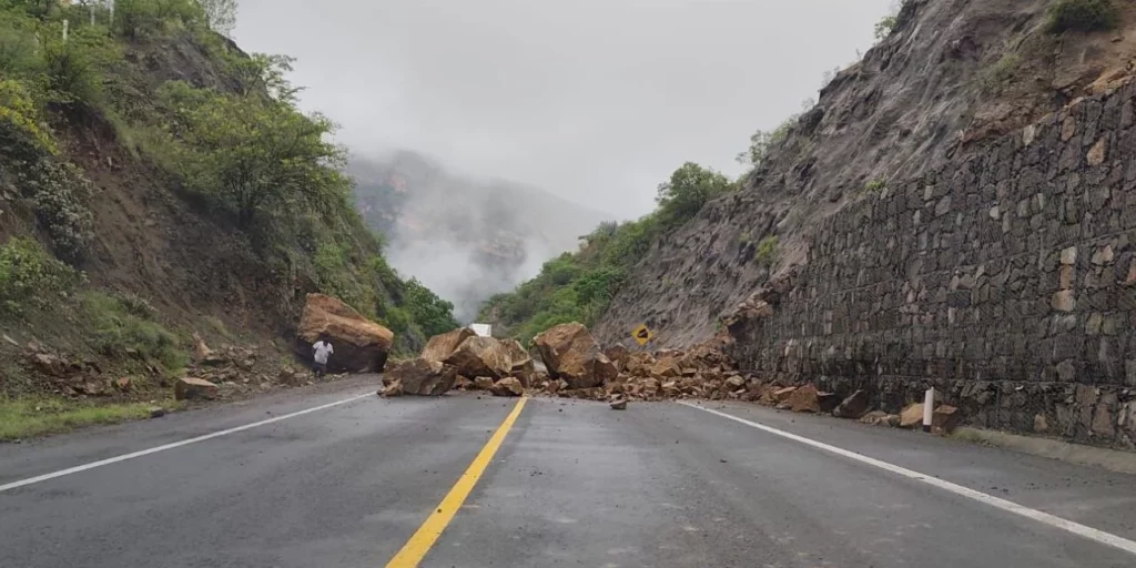 Derrumbe bloquea la carretera Oaxaca-Puebla tras el paso de la tormenta Boris