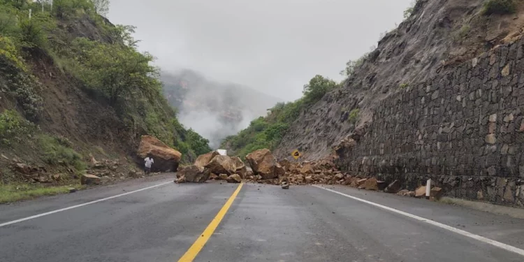 Derrumbe bloquea la carretera Oaxaca-Puebla tras el paso de la tormenta Boris